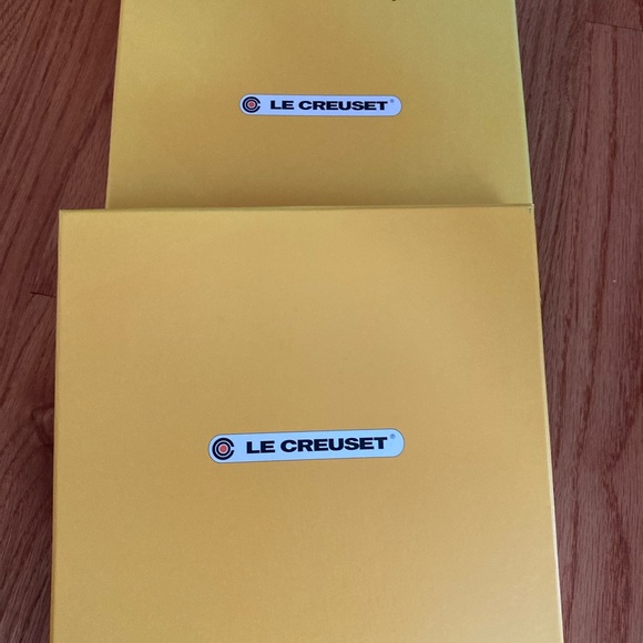 Le Creuset Ivory Scalloped Frill Plate - Picture 3 of 3